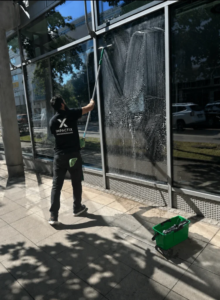 Professionelle Fensterreinigung durch IMPACTIX Gebäudereinigung an einer Glasfassade in Stuttgart